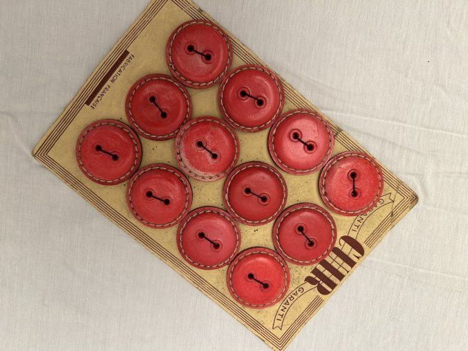 boutons-anciens-en-cuir-rouge