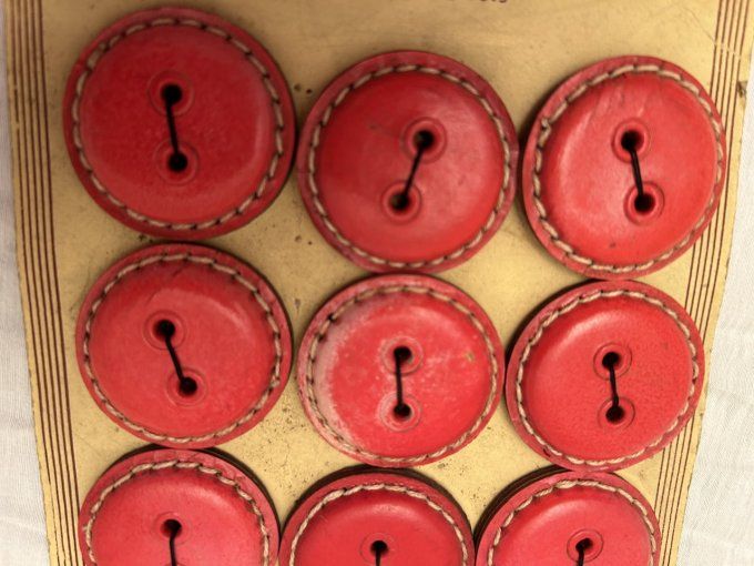 12 Boutons anciens en cuir rouge sur plaque d'origine - LIVRAISON OFFERTE !!!