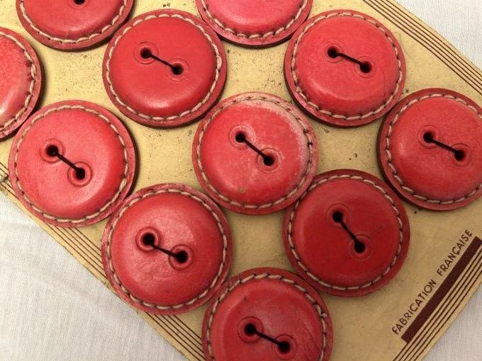 12 Boutons anciens en cuir rouge sur plaque d'origine - LIVRAISON OFFERTE !!!