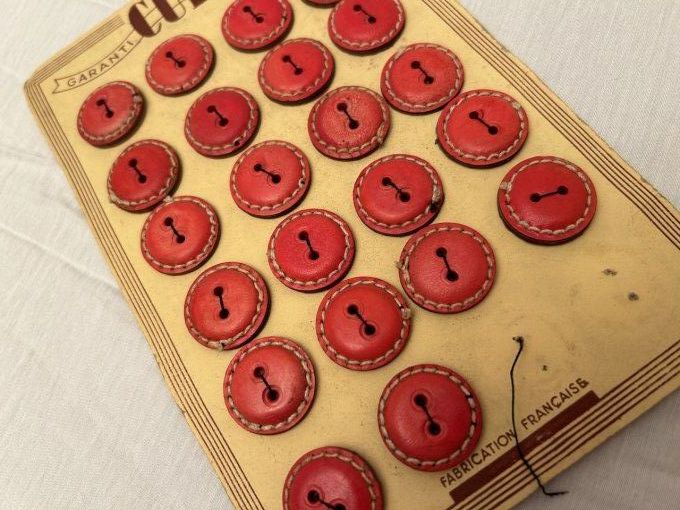 22 Boutons en cuir rouge, sur plaque, vintage 